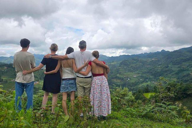 21 JUL. 2025: Familia hombro a hombro frente a las verdes terrazas del norte de Vietnam