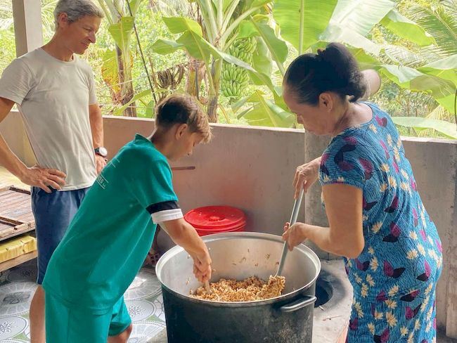 17 JUL. 2025: ¡Pequeño chef aprendiendo dulce vietnamita con una maestra local!