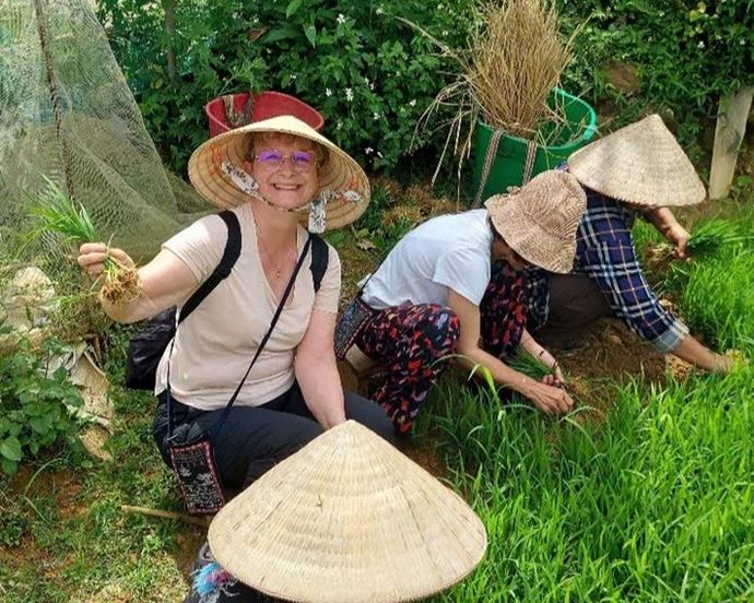 8 SEPT. 2025: Sonrisa alegre de la campesina en el campo de Vietnam
