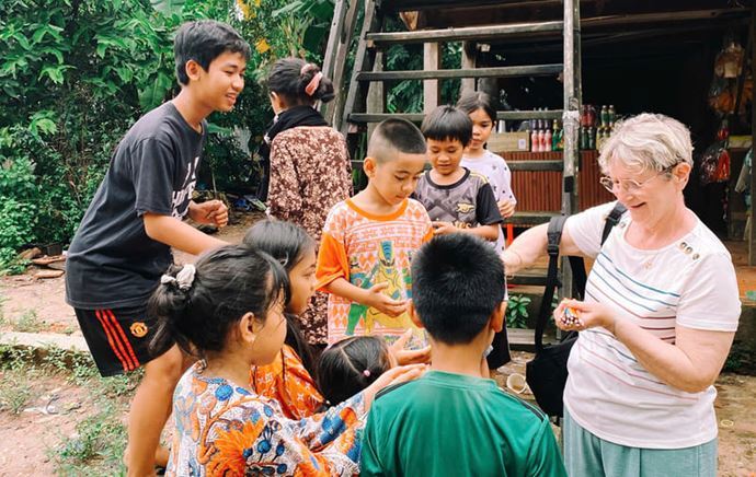 10 JUN. 2025: Divertido encuentro con niños vietnamitas en su recorrido