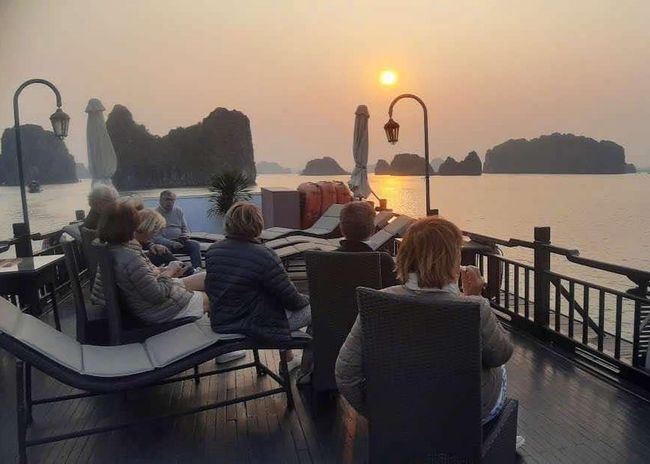 9 MAY. 2025: Momento de relax en el crucero por la Bahía de Halong al amanecer