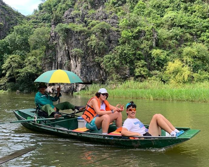 4 AGO. 2025: En Tam Coc, remar con los pies no es solo navegar, ¡es todo un arte!