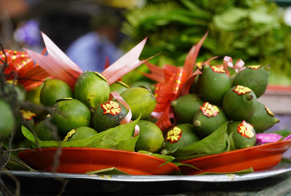 Betel nut chewing and the red smiles of Vietnamese elders