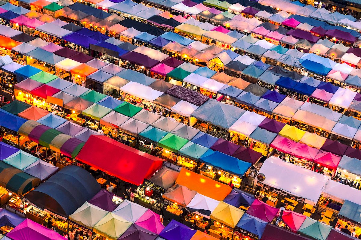 Mercado nocturno en Bangkok: Explorar los 7 más famosos