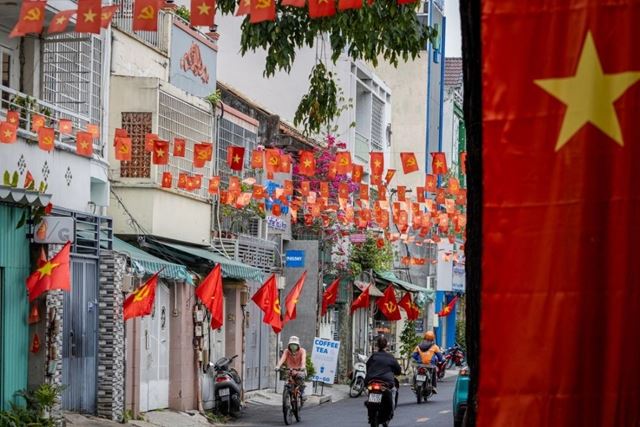 Las calles de Vietnam se llenan de rojo para celebrar el día de la Reunificación