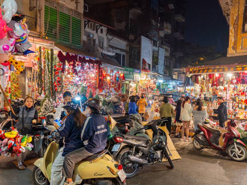 Las calles de Hanoi se iluminan con motivo de la Navidad