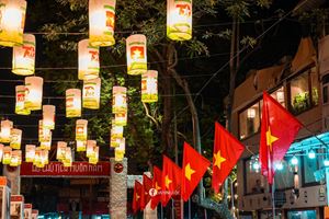 Hanoi se tiñe de rojo en el 70º aniversario de su liberación