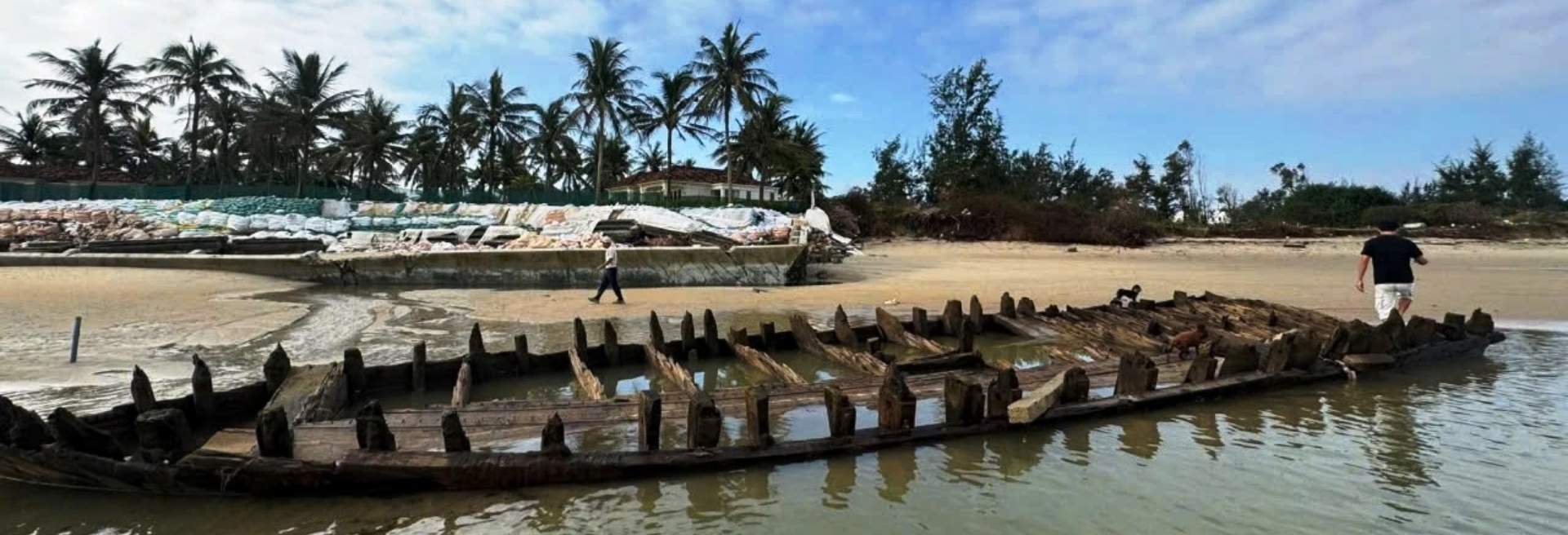 An ancient ship reappears in Hoi An after several months of disappearance