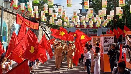 Hanoi Drenched in Red for 70th Liberation Anniversary