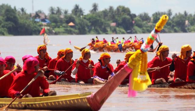 La Fiesta de las Piraguas en Laos, un festival lleno de color al final del retiro budista