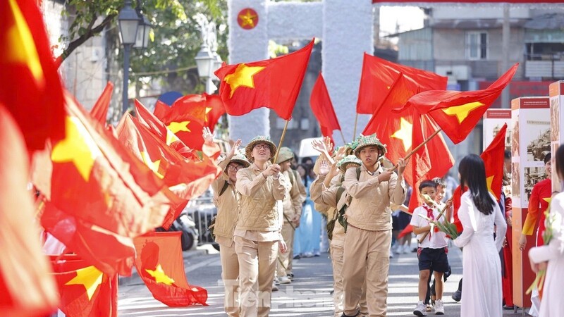 Hanoi Drenched in Red for 70th Liberation Anniversary