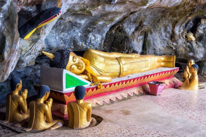 Estatuas de Buda en las cuevas del Triángulo de Tham Sang