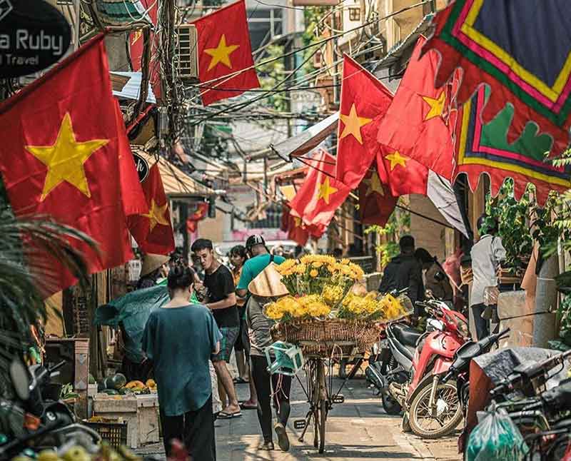 bandera vietnamita en calles