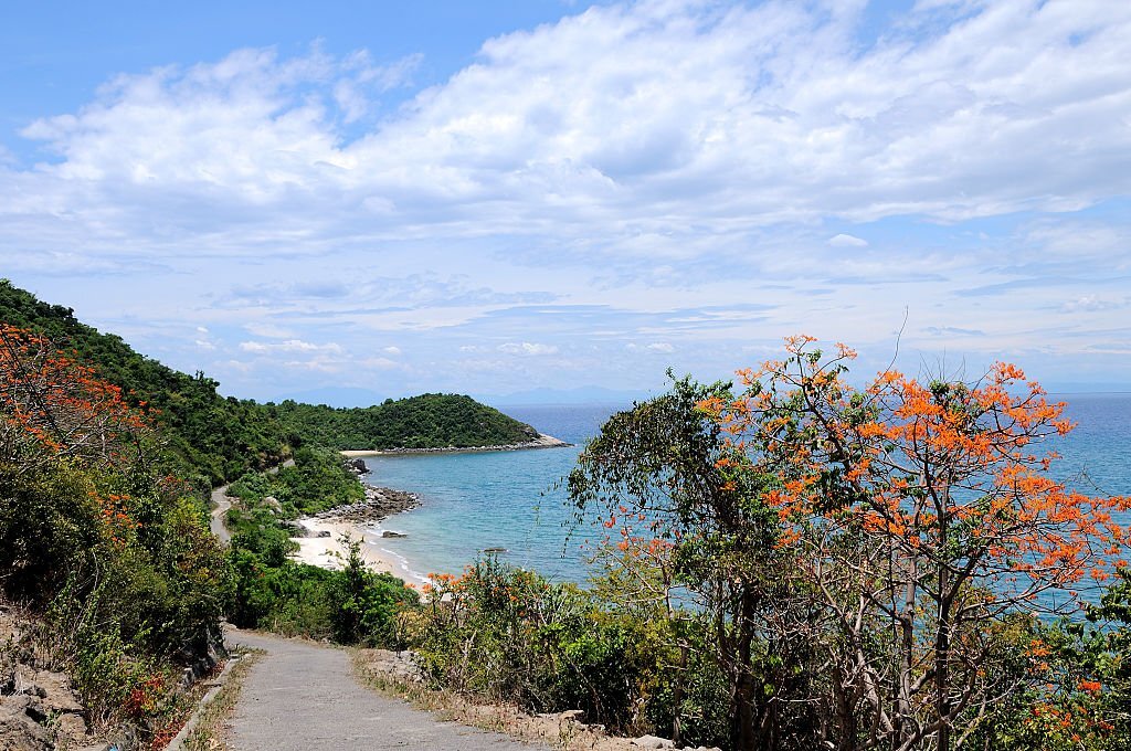 Impresionantes carreteras serpenteantes con vistas al mar