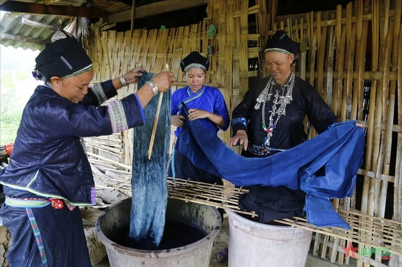 The brocade is dyed in different natural colors, from tree bark, turmeric, or indigo leaves,...