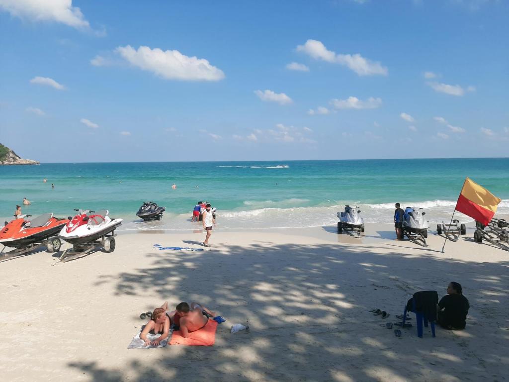 La playa hermosa de Sunrise Beach en Koh Phangan