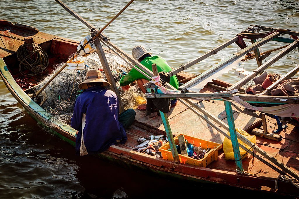 Barcas de pescadores en el pueblo de Ham Ninh