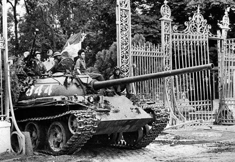 The North Vietnamese Army's tank 844 passing through the gates of the Norodom Palace (now the Reunification Palace)