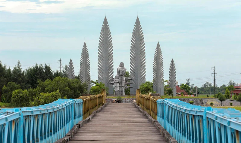 Hien Luong Bridge painted in two different colors with a white line in the middle of the bridge representing the 17th parallel line
