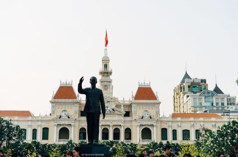 la estatua del presidente ho chi minh