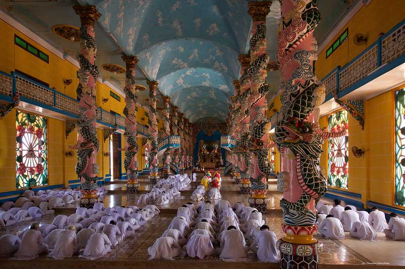 Dentro del Templo Cao Dai en Tay Ninh. Foto: Claudio e Lucia