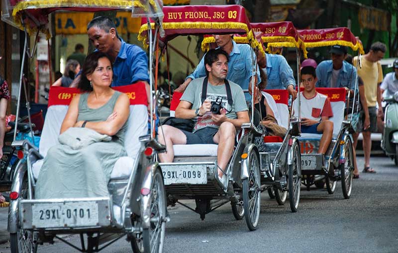 bicitaxi en vietnam - turistas en hanoi