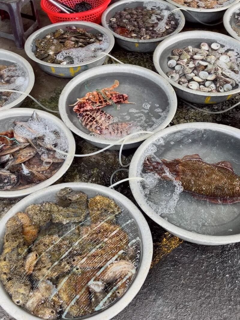 seafood in tan hiep market