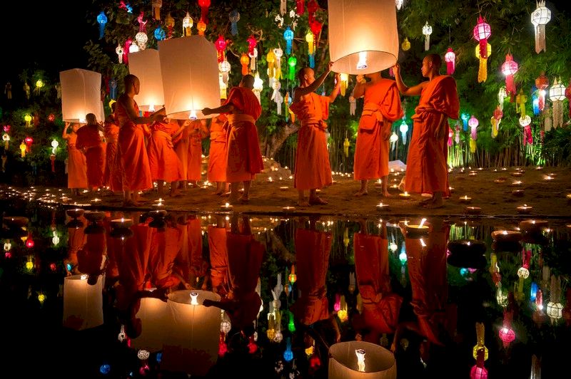 Monjes participando en el festival Yi Peng en Chiang Mai.