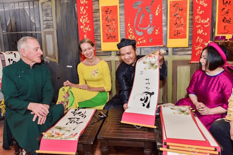 Tourists take part in the Spring Festival as calligraphers