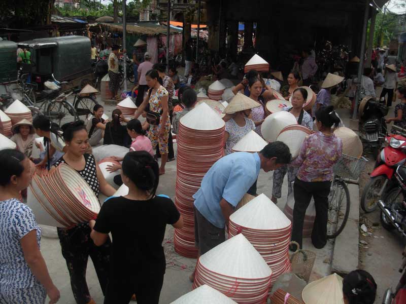 El mercado de sombreros cónicos del pueblo artesano de Chuong, en el norte del país