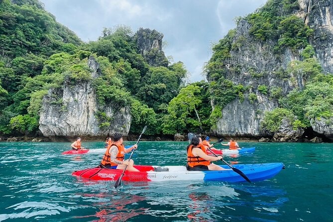 Kayaking in Krabi seduces with the beauty of the setting and the tranquility of its waters.