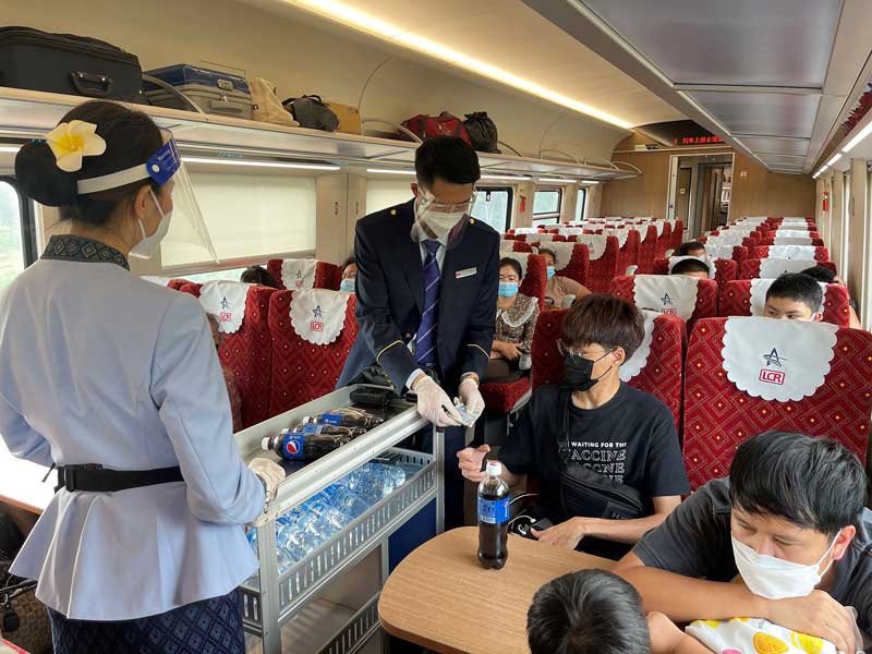 tren en laos - turistas
