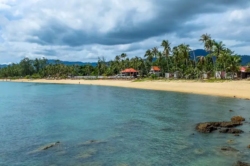 Al llegar Koh Samui, prepárate para algunos aguaceros potencialmente fuertes mezclados con el sol.