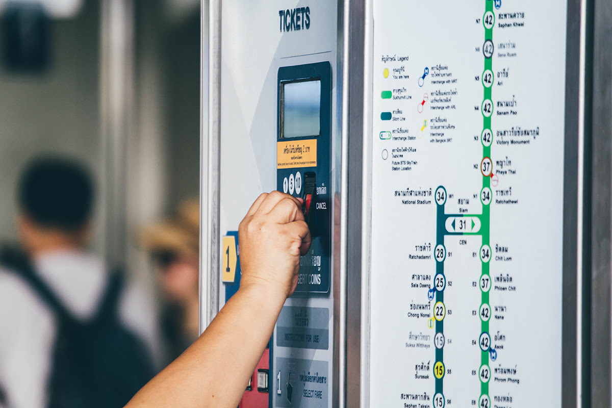 passenger buy tickets of MRT