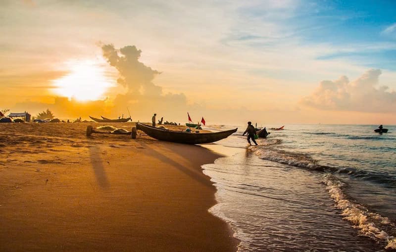 beach in hoi an