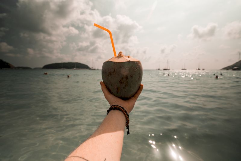 Bebe agua de coco pura cuando viaja a la playa de Phuket 