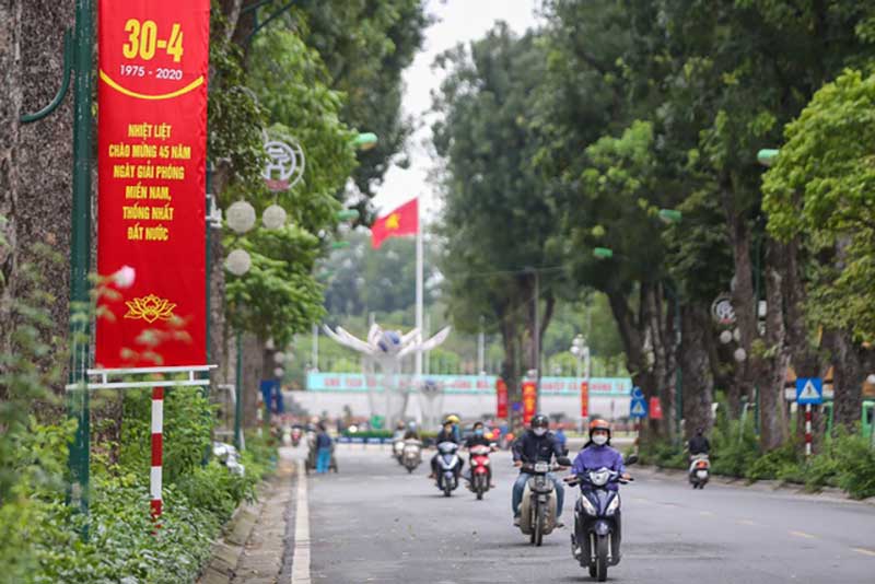 calle con banderolas rojas en Vietnam