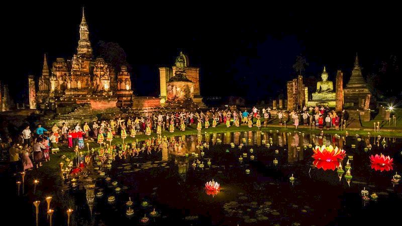 Celebración de Loy Krathong en el Parque Histórico de Sukhothai.