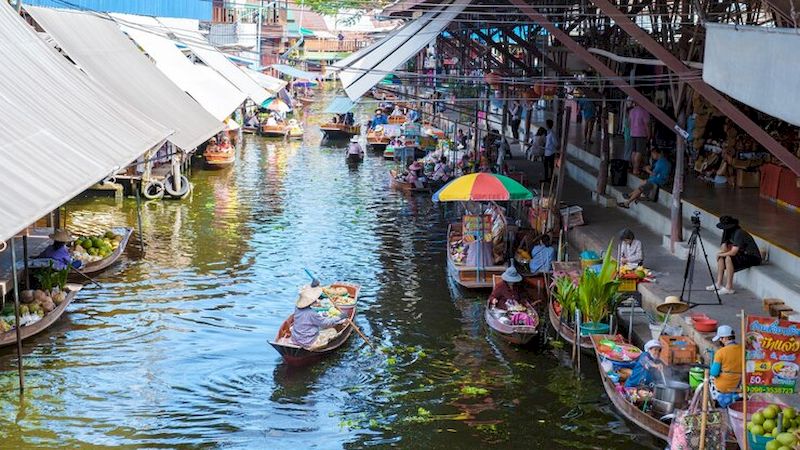 El ambiente tranquilo en el mercado flotante en Bangkok