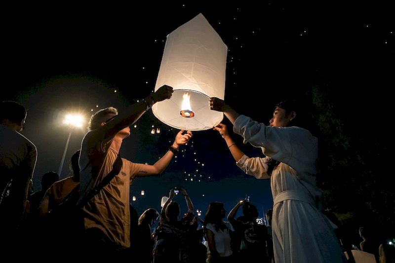 El festival de los farolillos de Loy Krathong se suele celebrar en noviembre 