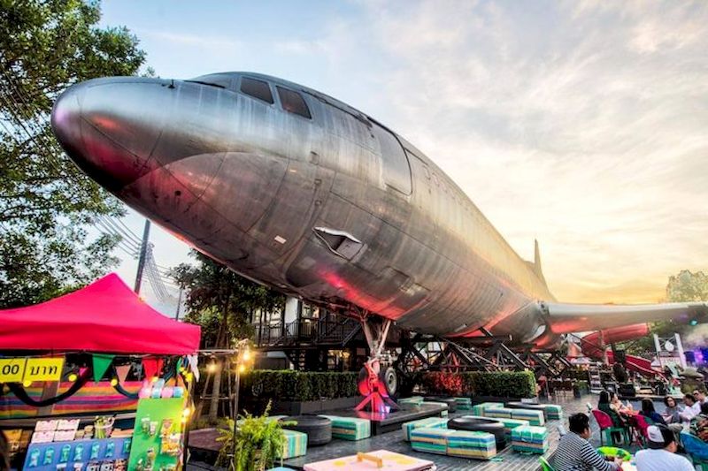 El mercado nocturno de Chang Chui con un avión