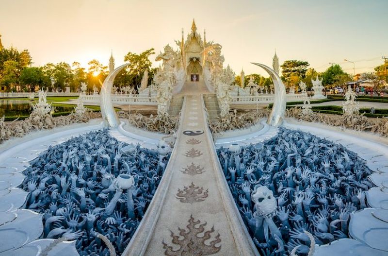 templo blanco en chiang rai