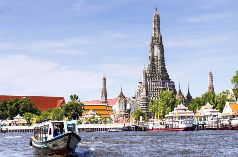 Es recomendable llevar ropa ligera y resistente al agua al llegar a Bangkok en octubre.