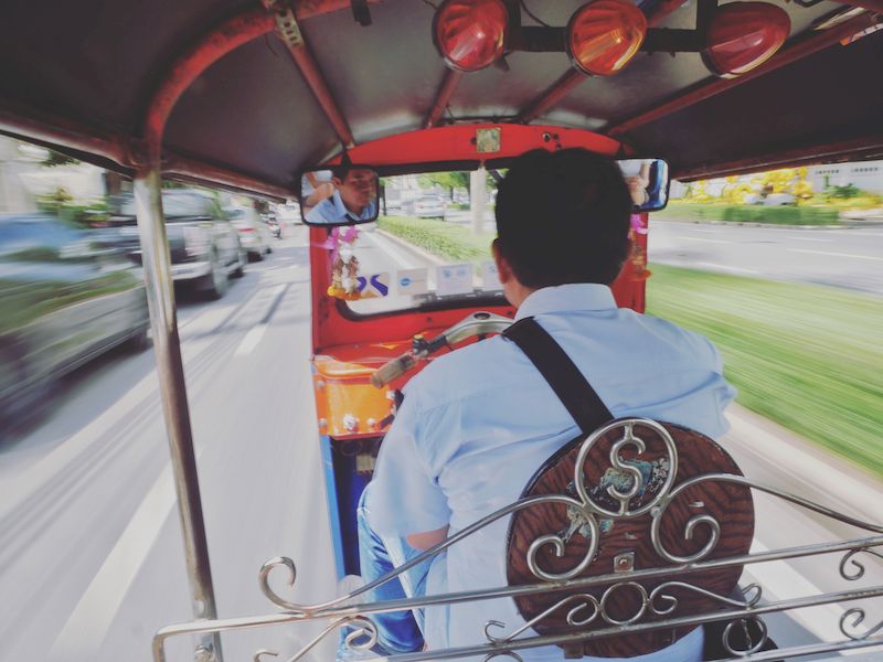 Evita visitar en Tailandia en tuk tuk durante las horas pico para moverte rapidamente. Foto: internet