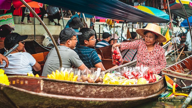 Explorar el mercado flotante en Bangkok