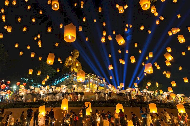 Festival Yi Peng Linternas voladoras iluminadas, atmósfera inolvidable.
