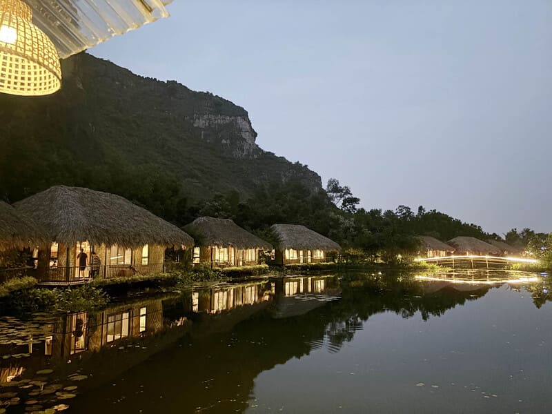 At night, Halise Home lights up, providing a tranquil and magical lakeside ambience