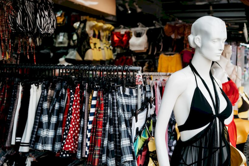 Hay muchas tiendas de ropa en los mercados nocturnos de Tailandia