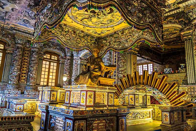 Interior de la suntuosa tumba de Khai Dinh - Foto: basti_m28