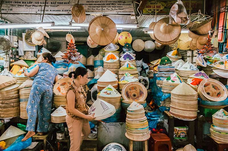 Venta de sombreros cónicos en el mercado de Dong Ba